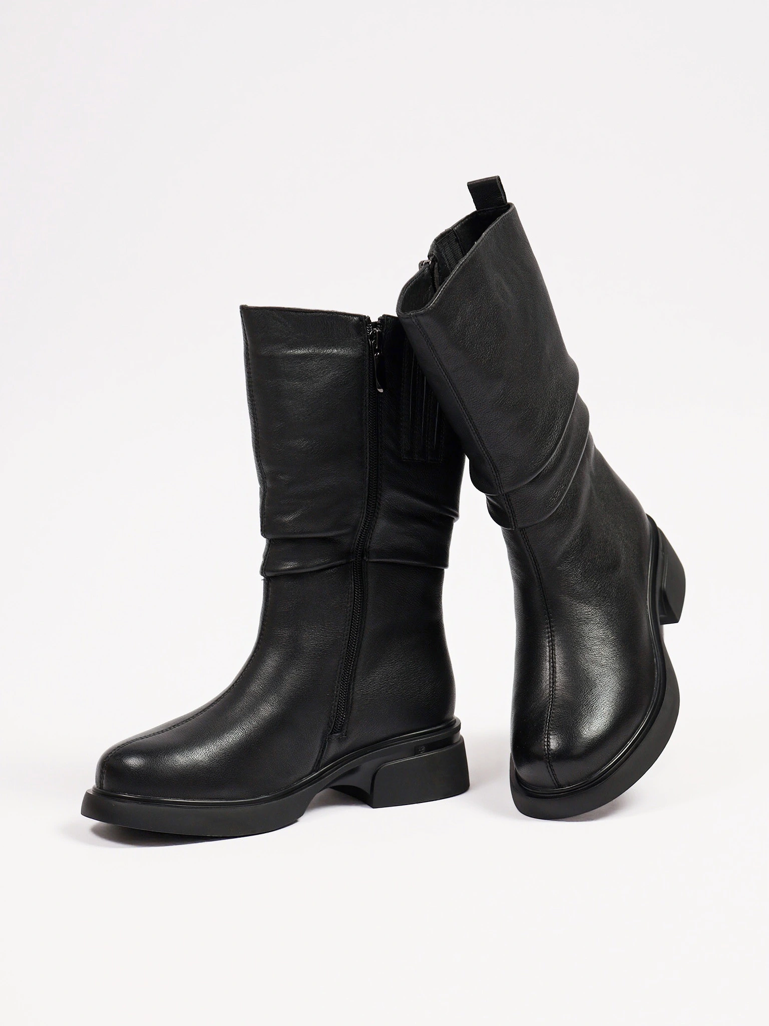 Сапоги черного цвета на среднем широком каблуке с мягкими складками